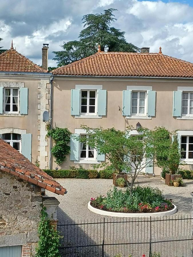 Gasthaus La Grange Terrou Saint-Germain-de-Confolens Exterior foto